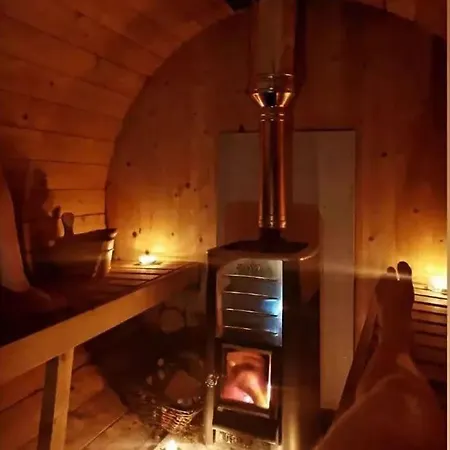 Caitriona's - Adult Only Pet Friendly - Hot Tub, Sauna, Pool - Sleeps 4 * Rossinver