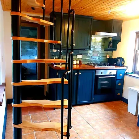 Caitriona's - Adult Only Pet Friendly - Hot Tub, Sauna, Pool - Sleeps 4 Rossinver