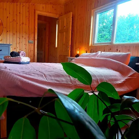 Caitriona's - Adult Only Pet Friendly - Hot Tub, Sauna, Pool - Sleeps 4 *