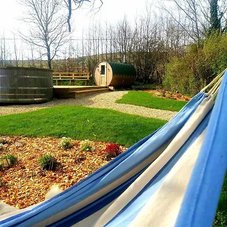 Caitriona's - Adult Only Pet Friendly - Hot Tub, Sauna, Pool - Sleeps 4 Ferienhaus