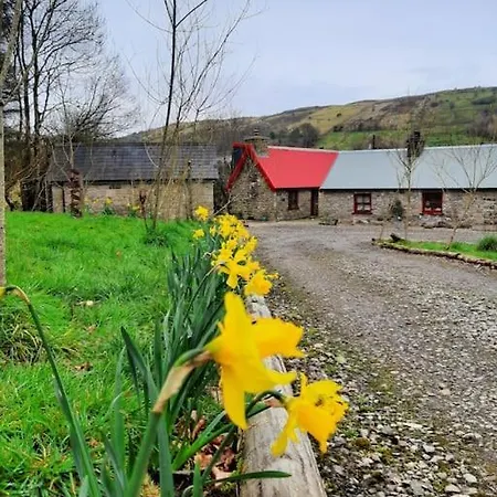 Caitriona's - Adult Only Pet Friendly - Hot Tub, Sauna, Pool - Sleeps 4 *