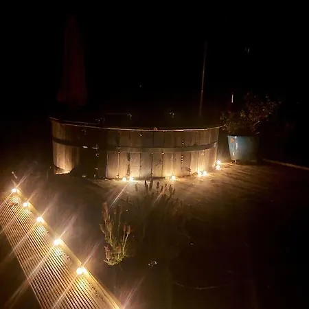 Caitriona's - Adult Only Pet Friendly - Hot Tub, Sauna, Pool - Sleeps 4