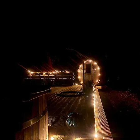 Caitriona's - Adult Only Pet Friendly - Hot Tub, Sauna, Pool - Sleeps 4 *