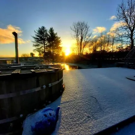 Caitriona's - Adult Only Pet Friendly - Hot Tub, Sauna, Pool - Sleeps 4