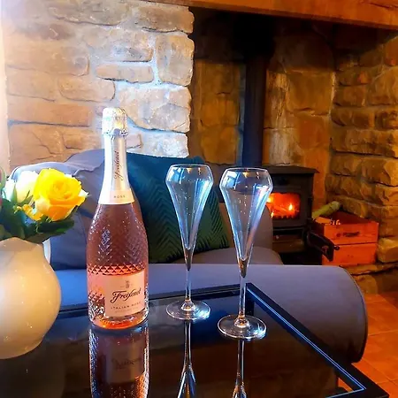 Caitriona's - Adult Only Pet Friendly - Hot Tub, Sauna, Pool - Sleeps 4