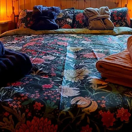 Caitriona's - Adult Only Pet Friendly - Hot Tub, Sauna, Pool - Sleeps 4 *