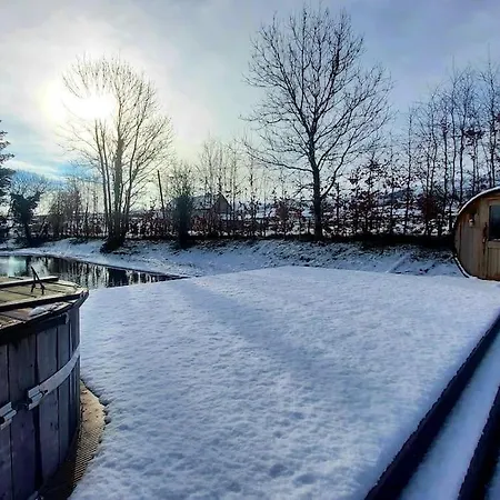 Caitriona's - Adult Only Pet Friendly - Hot Tub, Sauna, Pool - Sleeps 4 Rossinver