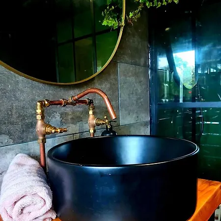 Caitriona's - Adult Only Pet Friendly - Hot Tub, Sauna, Pool - Sleeps 4 Ferienhaus