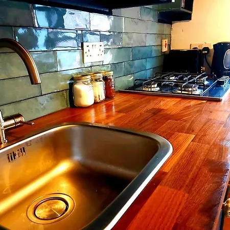 Caitriona's - Adult Only Pet Friendly - Hot Tub, Sauna, Pool - Sleeps 4 * Rossinver