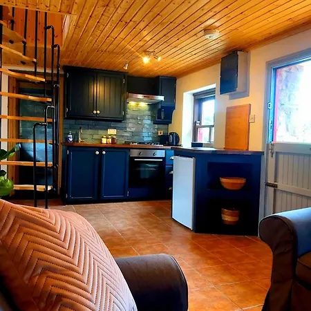 Caitriona's - Adult Only Pet Friendly - Hot Tub, Sauna, Pool - Sleeps 4 Rossinver