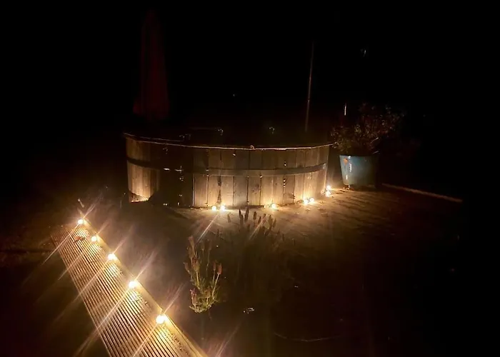 Caitriona's - Adult Only Pet Friendly - Hot Tub, Sauna, Pool - Sleeps 4