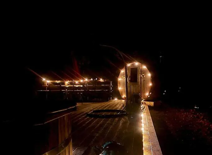 Caitriona's - Adult Only Pet Friendly - Hot Tub, Sauna, Pool - Sleeps 4 *