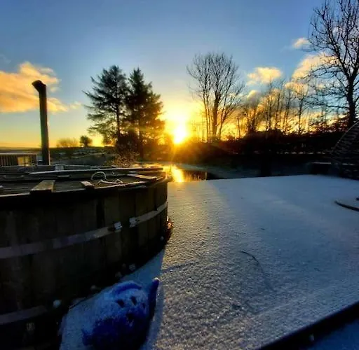 Caitriona's - Adult Only Pet Friendly - Hot Tub, Sauna, Pool - Sleeps 4