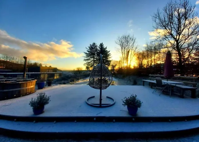 Caitriona's - Adult Only Pet Friendly - Hot Tub, Sauna, Pool - Sleeps 4 Rossinver