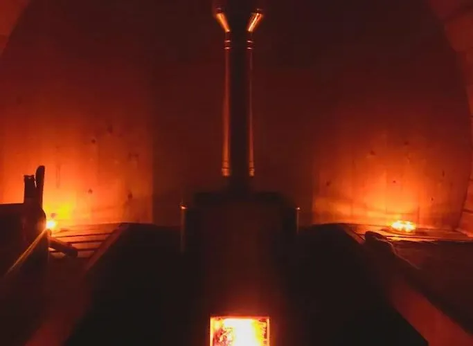 Caitriona's - Adult Only Pet Friendly - Hot Tub, Sauna, Pool - Sleeps 4 Tatil Evi