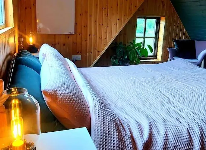 Caitriona's - Adult Only Pet Friendly - Hot Tub, Sauna, Pool - Sleeps 4 Tatil Evi Rossinver