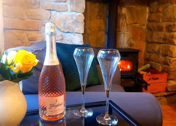 Caitriona's - Adult Only Pet Friendly - Hot Tub, Sauna, Pool - Sleeps 4