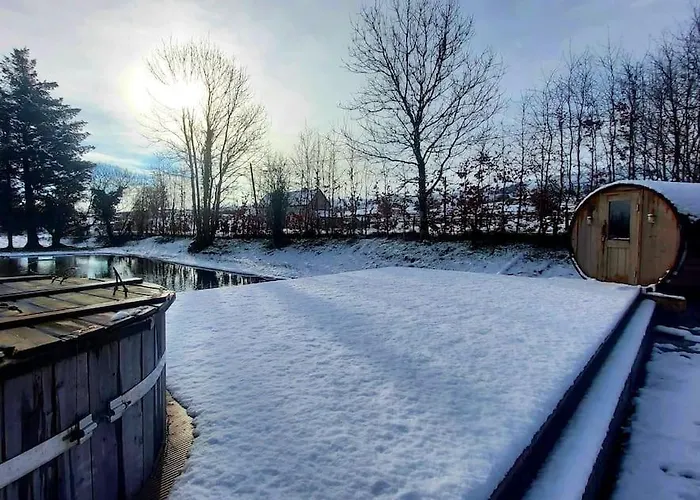 Caitriona's - Adult Only Pet Friendly - Hot Tub, Sauna, Pool - Sleeps 4 Rossinver