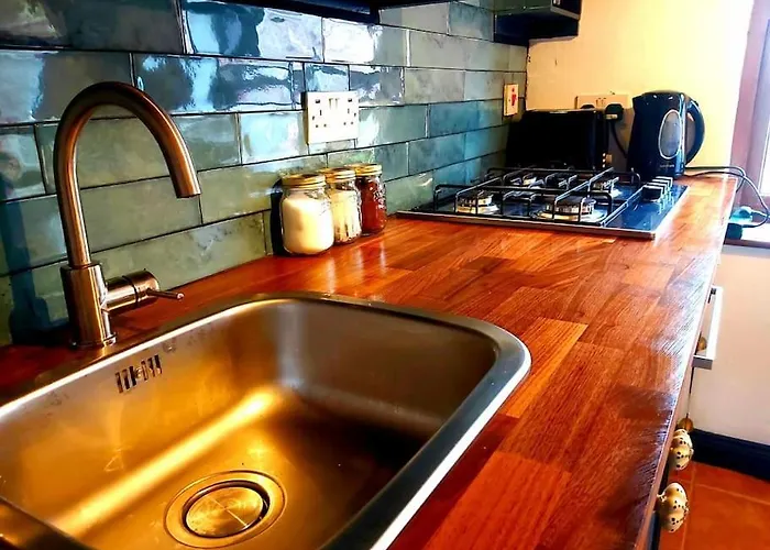 Caitriona's - Adult Only Pet Friendly - Hot Tub, Sauna, Pool - Sleeps 4 * Rossinver