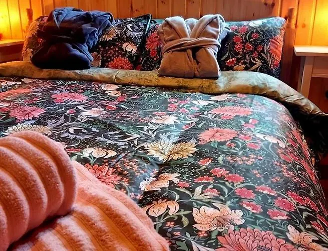 Caitriona's - Adult Only Pet Friendly - Hot Tub, Sauna, Pool - Sleeps 4 Tatil Evi *