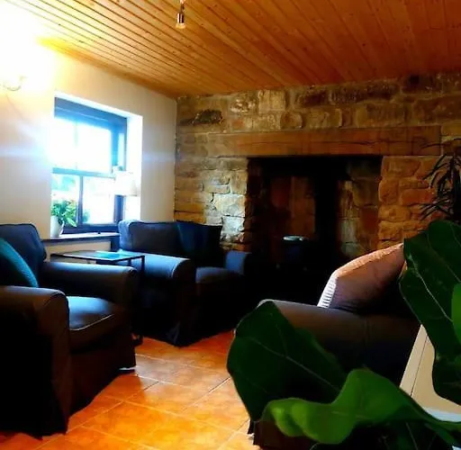 Caitriona's - Adult Only Pet Friendly - Hot Tub, Sauna, Pool - Sleeps 4 *