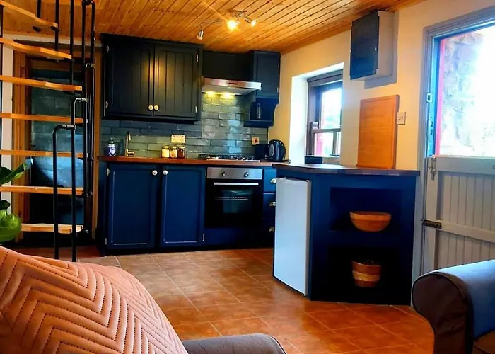 Caitriona's - Adult Only Pet Friendly - Hot Tub, Sauna, Pool - Sleeps 4 Rossinver
